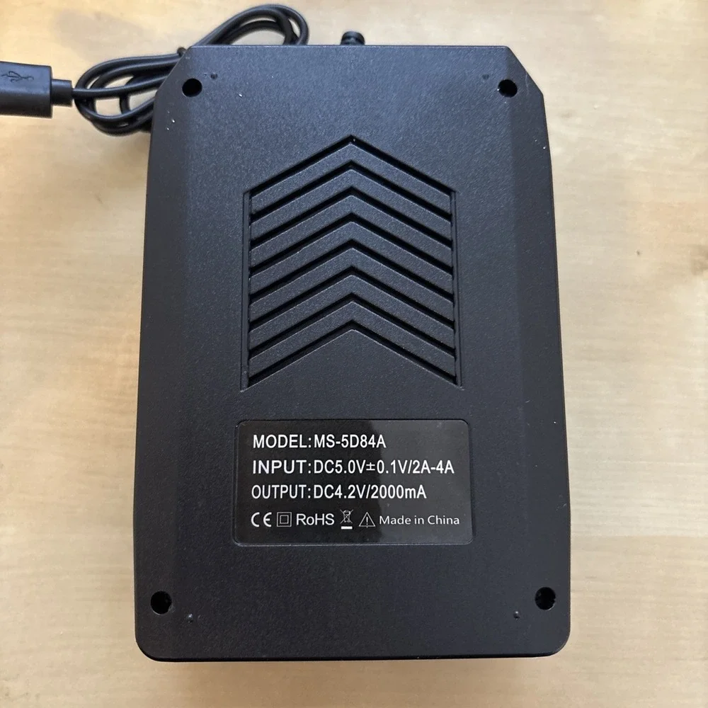 Universal Charger for Rechargeable Battery 3.7V Li-ion Batteries